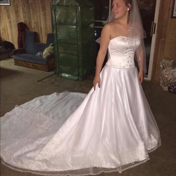 Never worn Wedding dress - Picture 2 of 4